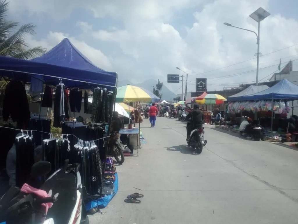 Ruas Jalan Lingkar Leles setiap Minggu jadi lokasi pasar kaget,.(pepen apendi)