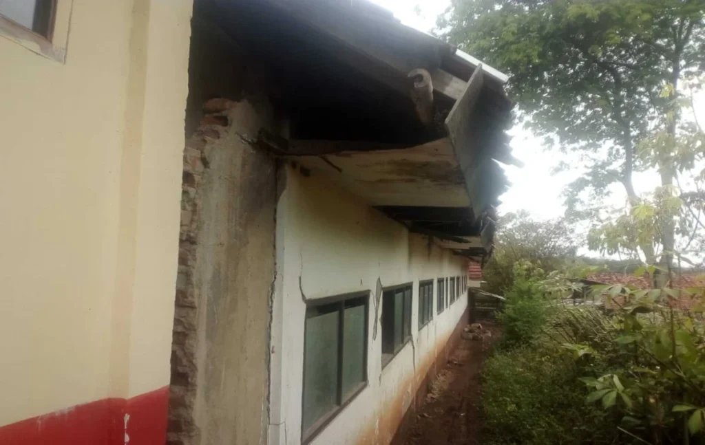 Tiga ruangan kelas SDN 3 Cibiuk Kaler rusak berat.(foto pepen apendi)