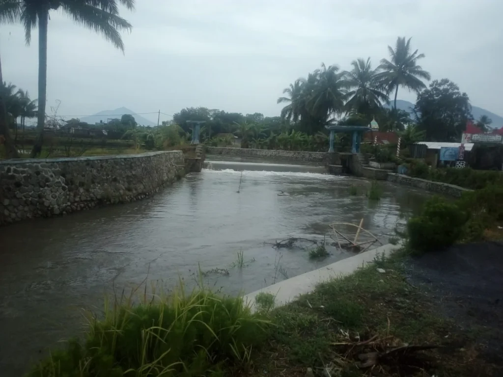 Setiap turun hujan deras. Bendung Citikey meluap. Pemilik sawah dibagian hilir harus waspada.( pepen apendi)