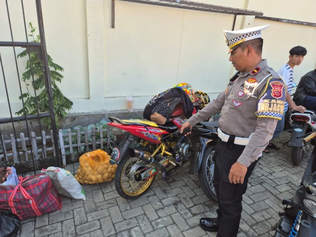 Polisi merazia sepeda motor yang menggunakan knalpot brong