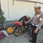 Polisi merazia sepeda motor yang menggunakan knalpot brong