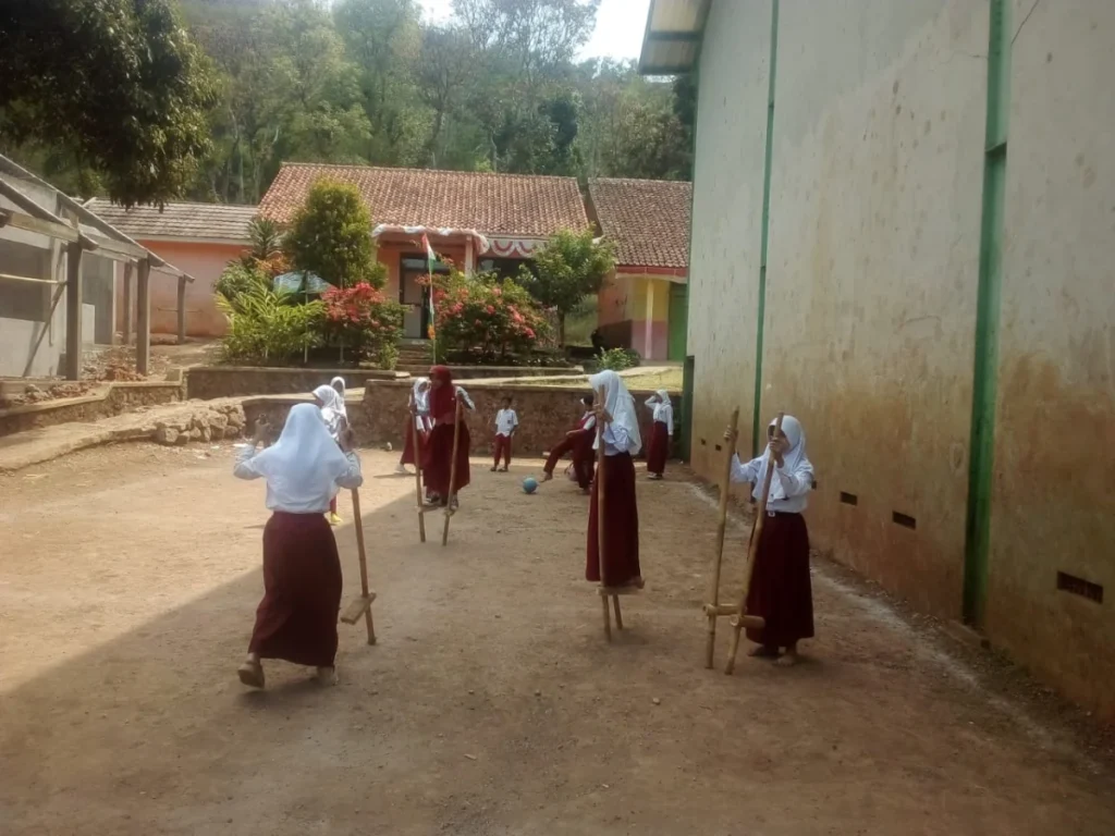 Kaulinan urang lembur enggran dipraktekan murid- murid SDN 3 Majasari Cibiuk, Rabu (17/9).(pepen apendu)