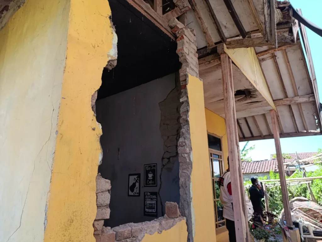 Rumah rusak akibat gempa