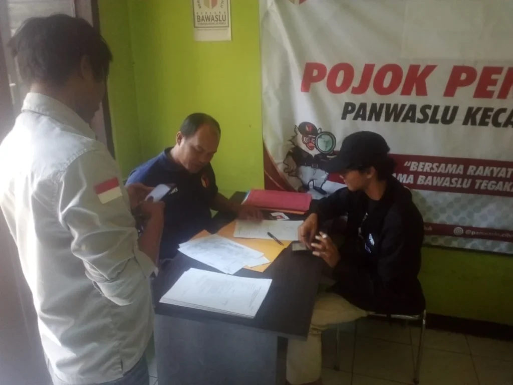 Pendaftar PTPS menyerahkan berkas persyaratan di Sekretariat Panwas Pilkada Cibiuk, Kamis (19/9).(pepen apendi