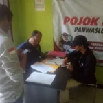 Pendaftar PTPS menyerahkan berkas persyaratan di Sekretariat Panwas Pilkada Cibiuk, Kamis (19/9).(pepen apendi