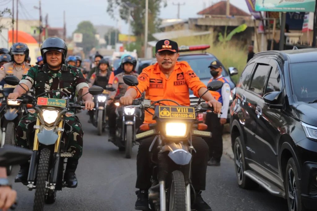 Pj Bupati Garut menuju lokasi gempa menggunakan sepeda motor (istimewa)