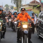 Pj Bupati Garut menuju lokasi gempa menggunakan sepeda motor (istimewa)