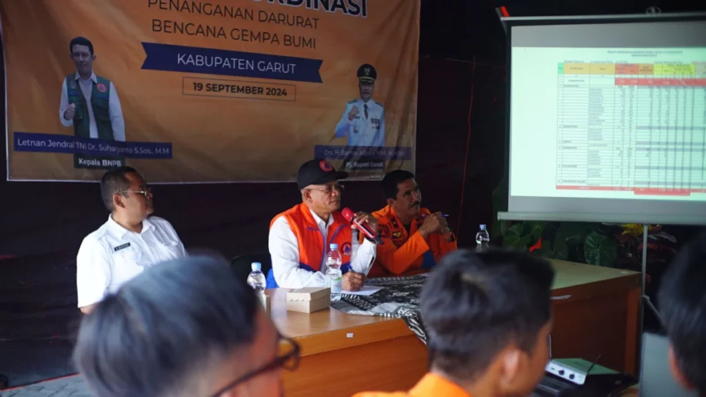 rapat penanganan bencana gempa bumi, di Posko Penanganan Darurat di Halaman Kantor Kecamatan Pasirwangi, Rabu