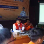 rapat penanganan bencana gempa bumi, di Posko Penanganan Darurat di Halaman Kantor Kecamatan Pasirwangi, Rabu