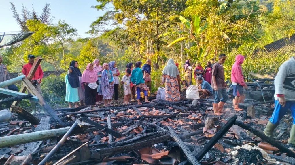 Rumah warga Mulyajaya terbakar akibat dari tungku dapur