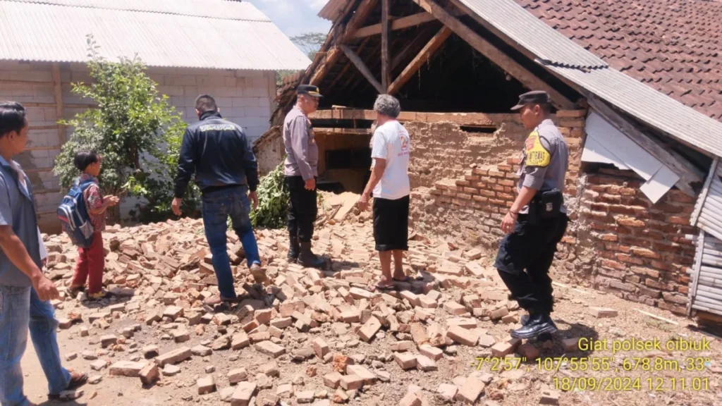 Kepolisian melakukan patroli meninjau rumah rusak pasca gempa