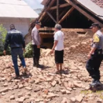 Kepolisian melakukan patroli meninjau rumah rusak pasca gempa