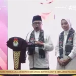 Abdusy Syakur Amin dan Putri Karlina berkesempatan memberikan sambutan di rapat pleno terbuka pengundian nomor