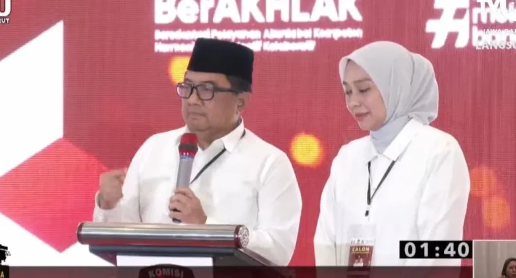 Pasangan Abdusy Syakur Amin dan Lutfhianisa Putri Karlina saat debat pertama Pilbup Garut