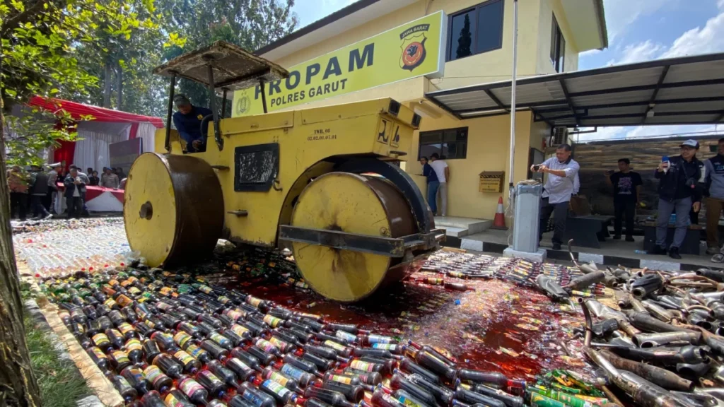 Miras dan knalpot bising dimusnahkan polres Garut