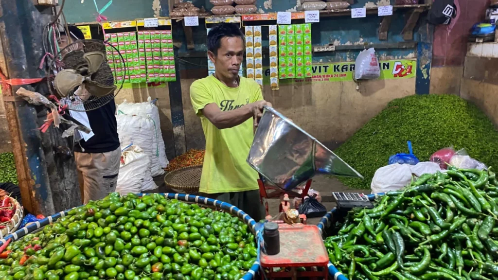 pedagang sayuran di pasar Ciawitali Garut