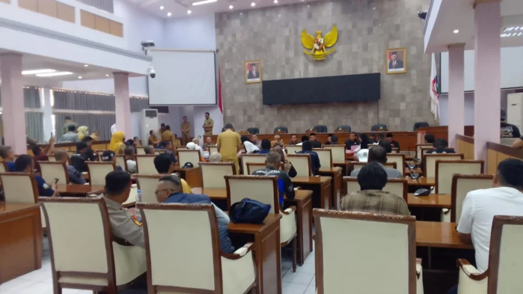 sopir angkot dan elf audiensi di GEdung DPRD Garut (Ale/Radar Garut)