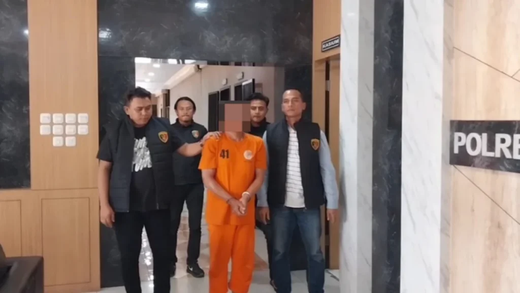 AP pelaku pencurian HP digelandang oleh Polisi