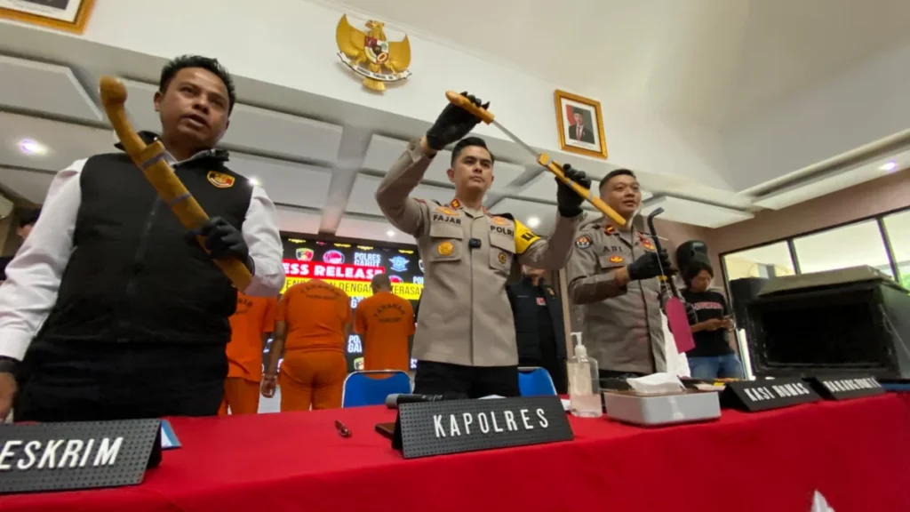 Polisi menunjukkan barang bukti curas para tersangka