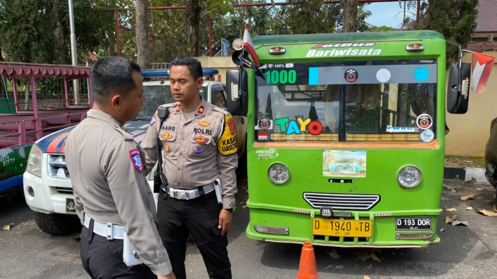 Polisi menunjukkan mobil odong-odong yang diamankan