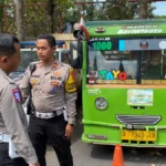 Polisi menunjukkan mobil odong-odong yang diamankan