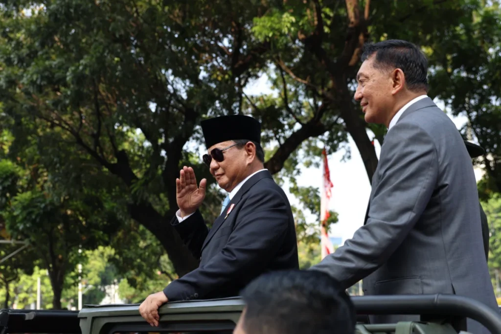 Prabowo dan Menhan Sjafrie naik Maung pasca sertijab dengan Menhan yang baru Sjafrie Syamsoedin-Kantor Komunik