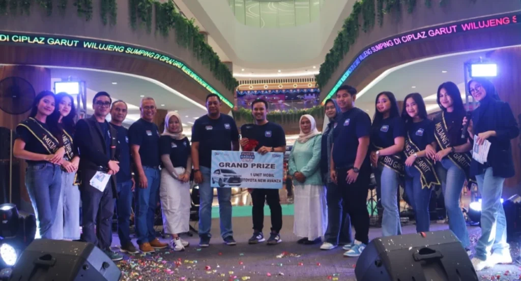 Penyerahan secara simbolis kunci mobil Grand Prize Mobil pada undian Panen Hadiah Simpedes BRI Cabang Garut di