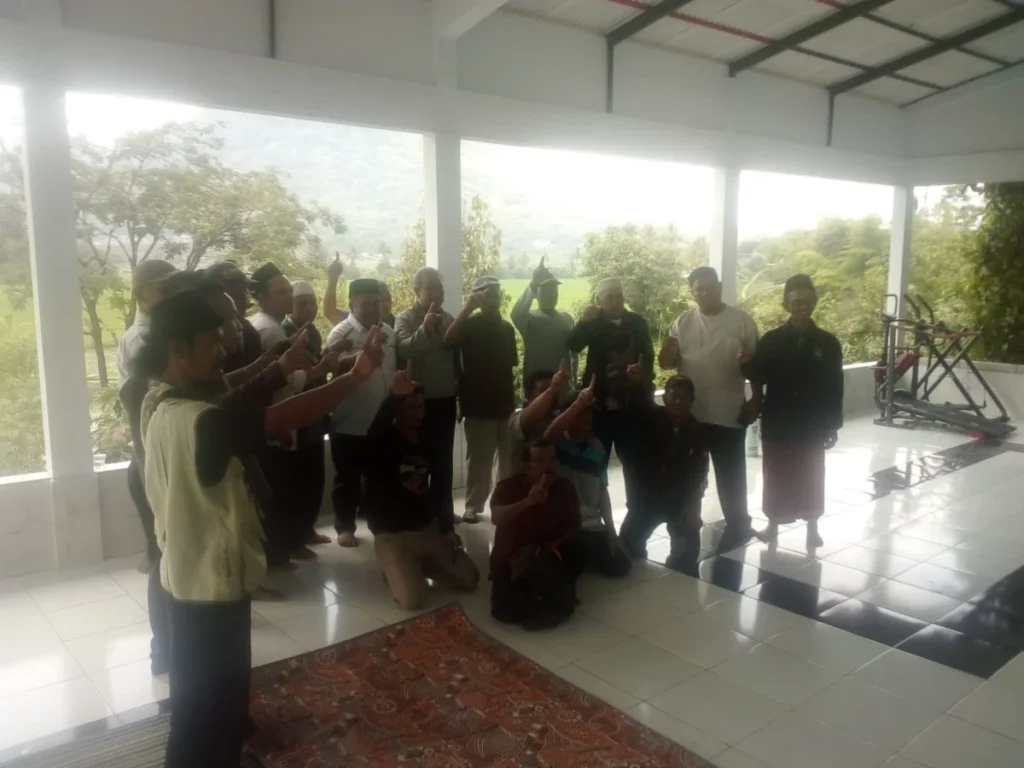 Pertemuan Cawabup Garut H. Yudi Lasminingrat dengan relawan CBL di rumah H.Suganda Leuwigoong, Kamis (7/11).(p