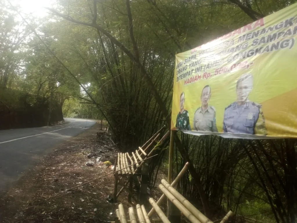 spanduk sayembara berhadiah 500 ribu rupiah dipasang di pinggir jalan Congkrang.