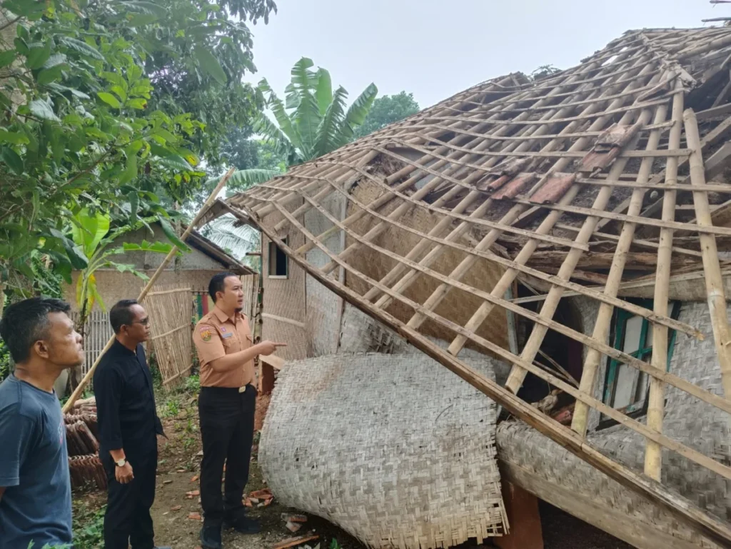 Camat Selaawi, FahminFauzi, mengecek Rumah yang dihuni Mimi Rosita (71), yang roboh akibat tingginya intensita