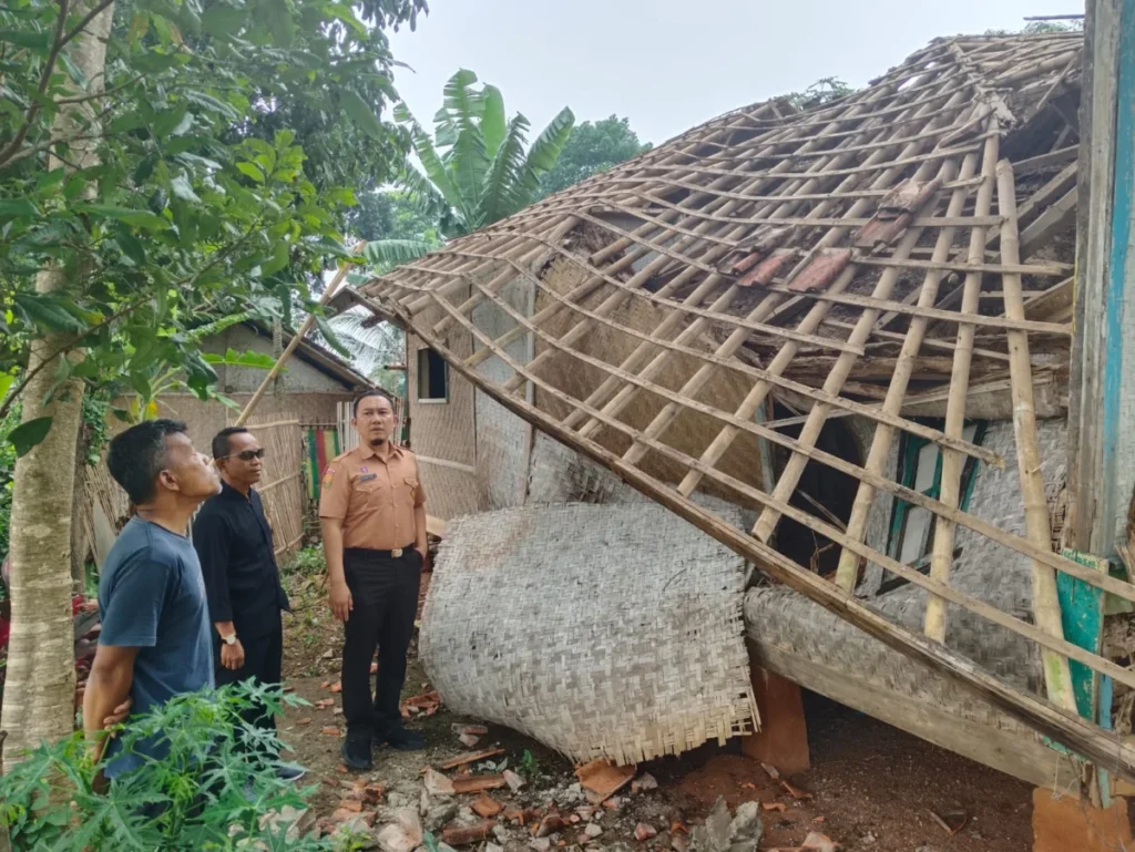 Camat memantau rumah Mimi Rosita yang roboh