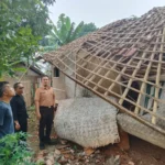 Camat memantau rumah Mimi Rosita yang roboh