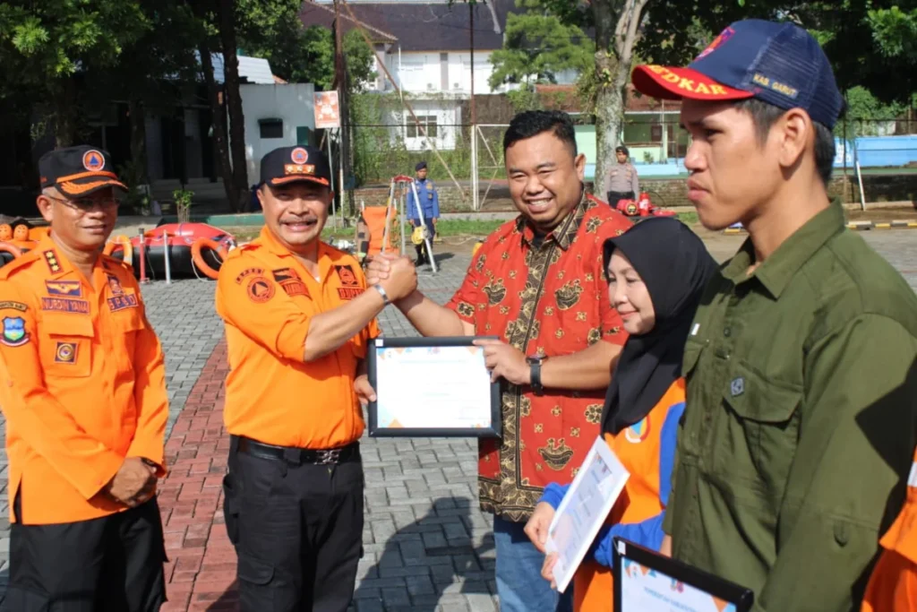 Yudha Puja Turnawan mendapatkan penghargaan dari Pemkab Garut