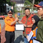 Yudha Puja Turnawan mendapatkan penghargaan dari Pemkab Garut