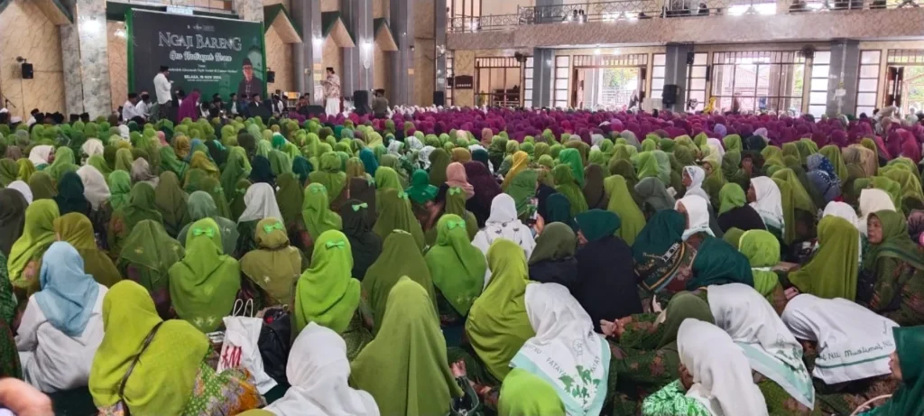 Ribuan jemaah asal Garut hadiri kegiatan ngaji bareng Gus Nadir, di Masjid Agung Garut, Selasa (19/10).