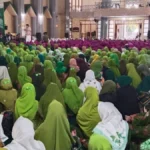 Ribuan jemaah asal Garut hadiri kegiatan ngaji bareng Gus Nadir, di Masjid Agung Garut, Selasa (19/10).