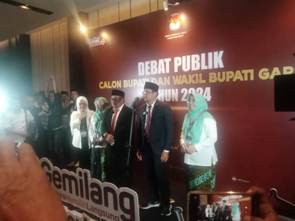 Helmi Budiman dan Yudi Nugraha di panggung konferensi pers usai debat publik