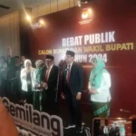 Helmi Budiman dan Yudi Nugraha di panggung konferensi pers usai debat publik