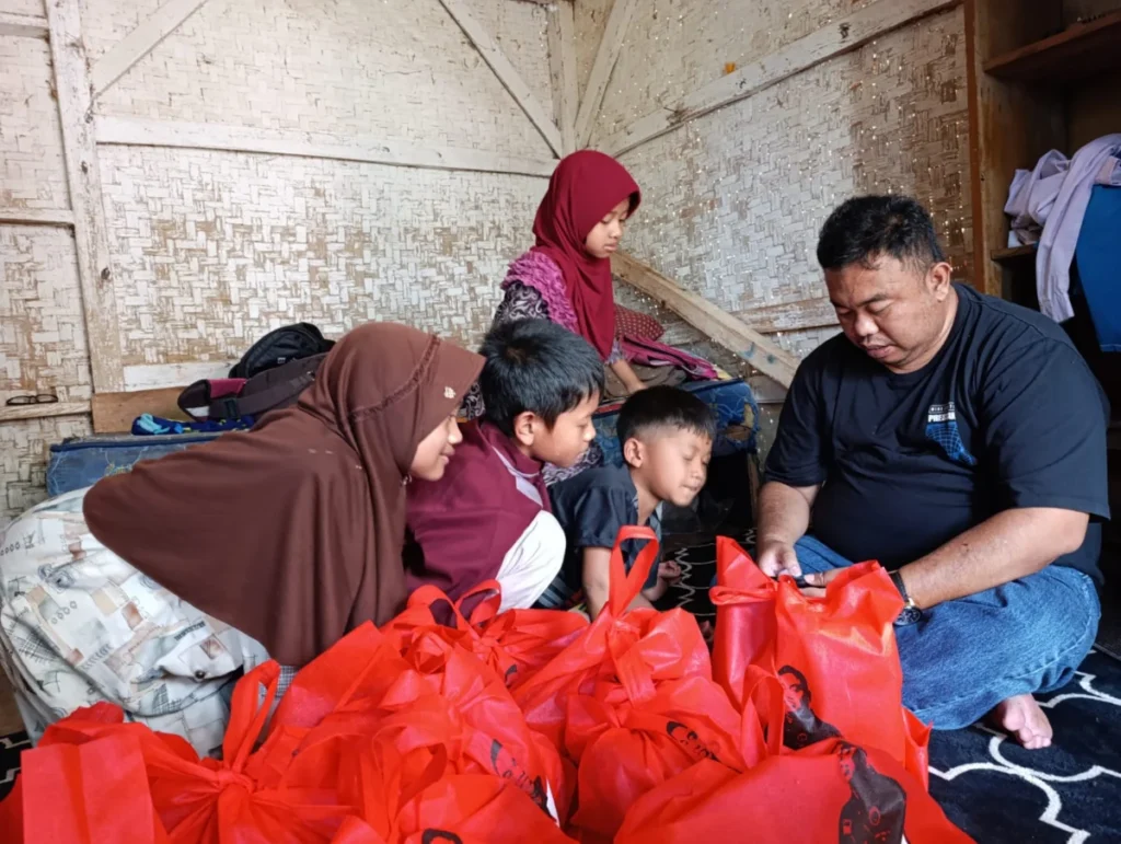 Anggota DPRD Garut Fraksi PDI Perjuangan Yudha Puja Turnawan berkunjung ke rumah Muiz