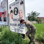 Tim gabungan Satpol PP Garut menertibkan APK paslon bupati (Ist).