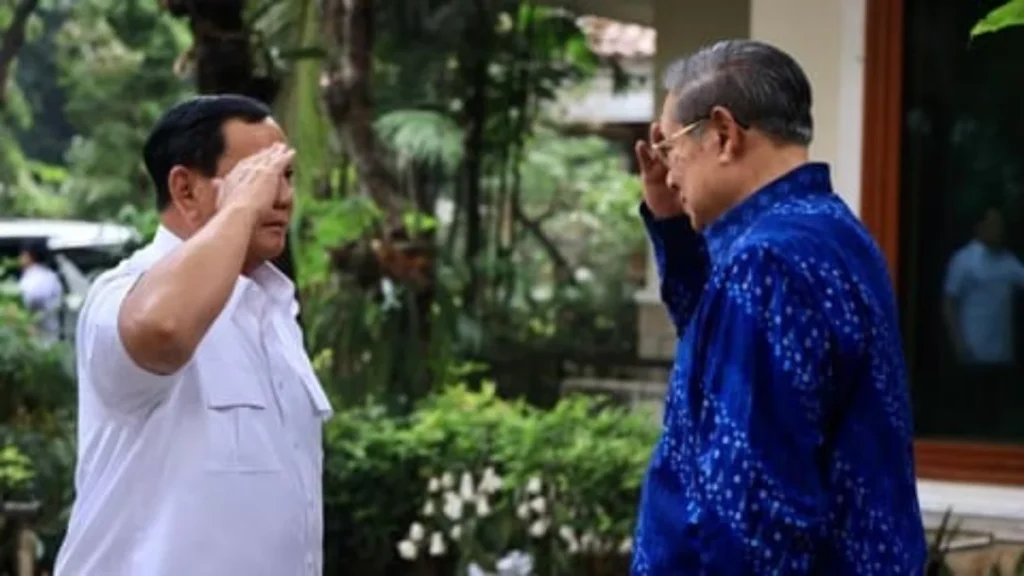 Presiden Prabowo dan SBY saling memberikan hormat khas TNI (istimewa)