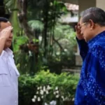 Presiden Prabowo dan SBY saling memberikan hormat khas TNI (istimewa)