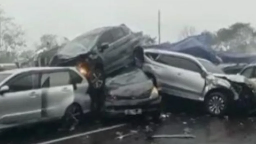 Tangkapan layar pada video viral insiden kecelakaan tabrakan beruntun di Tol Cipularang KM 92