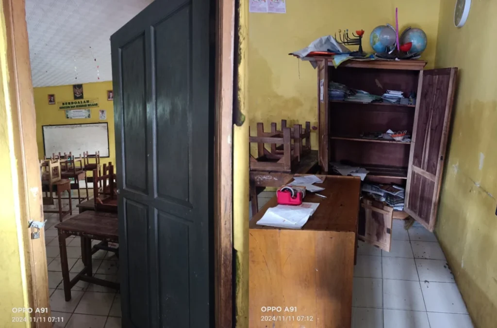 lemari tempat menyimpan buku dibongkar pencuri. satu pintu di bagian dalam kelas dibobol maling