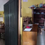 lemari tempat menyimpan buku dibongkar pencuri. satu pintu di bagian dalam kelas dibobol maling