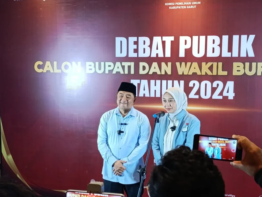 Putri Karlina dan Abdusy Syakur ketika konferensi pers usai debat publik