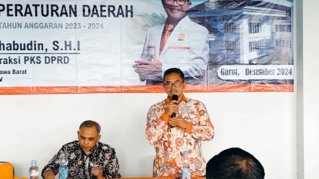 Anggota DPRD Jawa Barat Fraksi PKS saat mensosialisasikan Peraturan Daerah di Kabupaten Garut. (Foto : Istimew