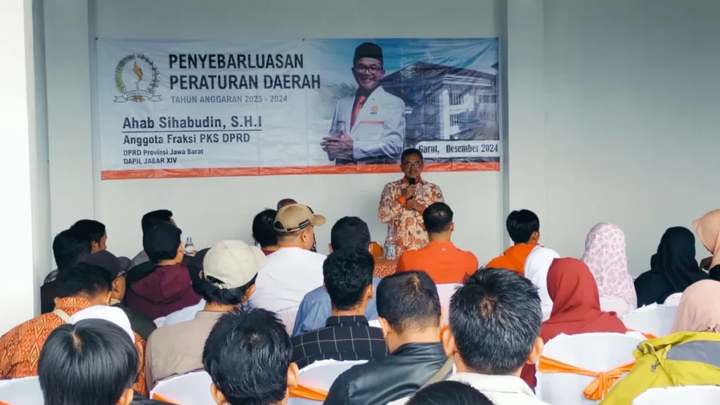 Anggota DPRD Jawa Barat Fraksi PKS saat mensosialisasikan Peraturan Daerah di Kabupaten Garut. (Foto : Istimew