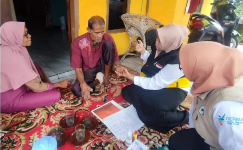 TENGOK. Kunjungan tim medis ke Rumah Sumpena, pengemis yang terjangkit Lepra selama 20 tahun. (foto : istimewa