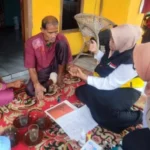 TENGOK. Kunjungan tim medis ke Rumah Sumpena, pengemis yang terjangkit Lepra selama 20 tahun. (foto : istimewa